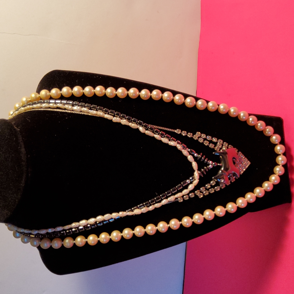 Lot of four Vintage jewelry necklaces.